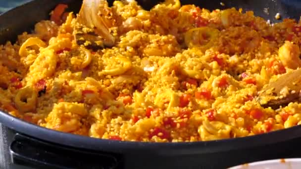 Secuencia Rodada Haciendo Deliciosa Paella Añadiendo Pollo Chorizo — Vídeos de Stock