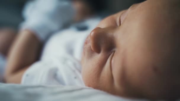 Zoete Vredige Slapende Baby Witte Onesie Met Handen Bedekt Krassen — Stockvideo