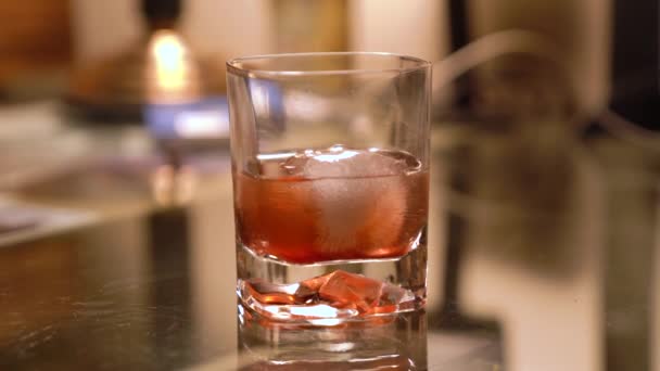 Plan Coulissant Montrant Old Fashioned Dans Bar — Video