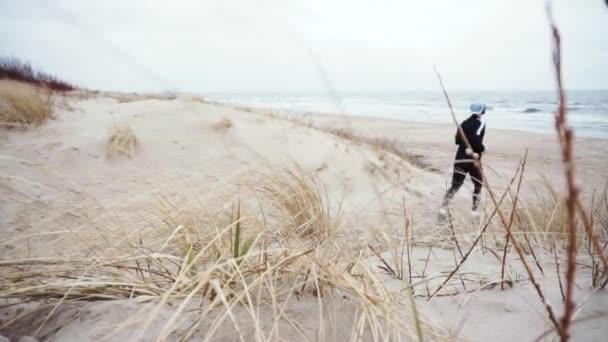 Jovem Com Sportswear Preto Correndo Praia — Vídeo de Stock