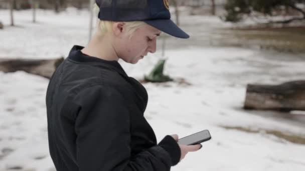Uma Pessoa Verificando Seu Telefone Frio — Vídeo de Stock