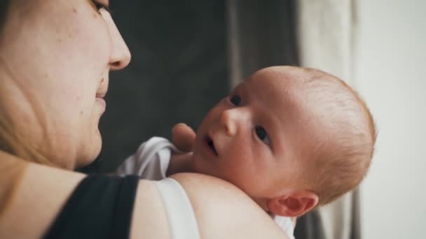 Mam Glimlacht Terwijl Baby Haar Schouder Houdt Zuigeling Rustend Moeder — Stockvideo