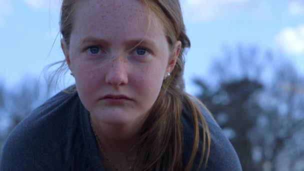 Kameranın Önünden Dikkatle Geçen Bir Kızın Yüzüne Yakından Bakın — Stok video