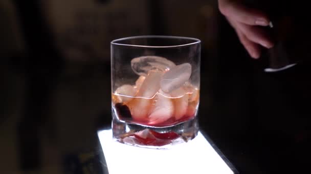 慢动作滑行 波旁酒倒入玻璃杯中 成为一种老式时尚 — 图库视频影像