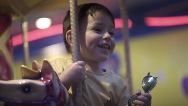 Медленный Снимок Ребенка Играющего Карусели Ребенок Малыш Выстрел — стоковое видео