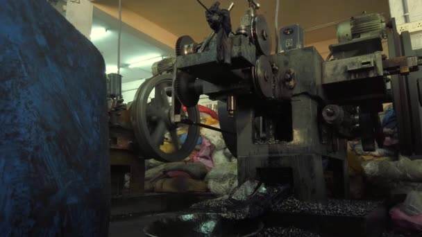加工中的螺杆制造机 — 图库视频影像