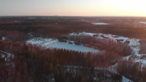 傾斜ダウン ドローンショットは 古い閉鎖Hammaslahti銅鉱山に向かって 春の日に フィンランドの北カレリア州Joensuuで雪と葉の多い森に囲まれています — ストック動画
