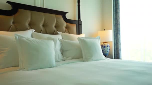 Comfortabele Ruime Luxe Hotel Kingsize Bed Naast Een Raam Panning — Stockvideo