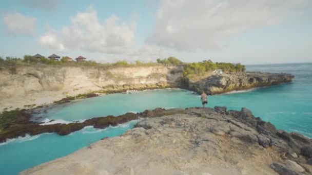 Tiro Panorâmico Largo Câmera Lenta Belo Penhasco Homem Lado Dele — Vídeo de Stock