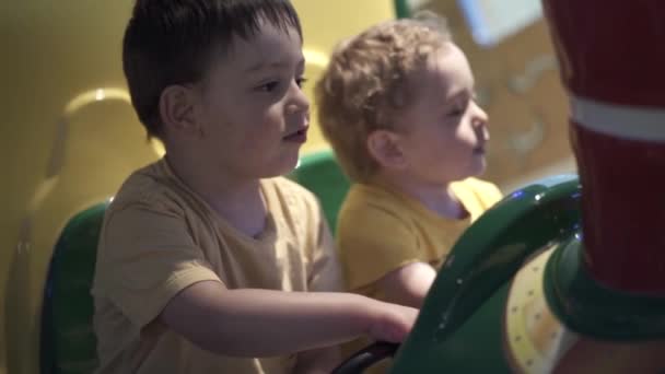 Deux Enfants Jouant Intérieur Une Voiture Miniature Sur Parc Attractions — Video