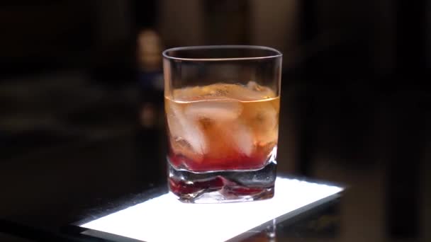 Скользящий Снимок Старомодный Напиток Изолированном Фоне — стоковое видео