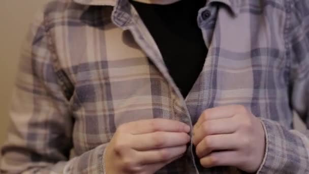 Botão Para Cima Uma Camisa Xadrez Manga Comprida — Vídeo de Stock