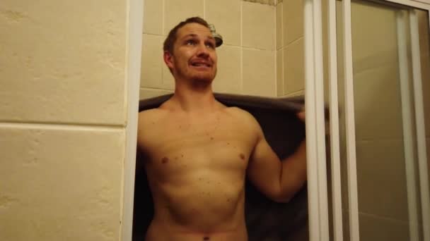 Zablokowane Ujęcie Mężczyzny Biorącego Prysznic Myjącego Włosy Twarz Ciało — Wideo stockowe