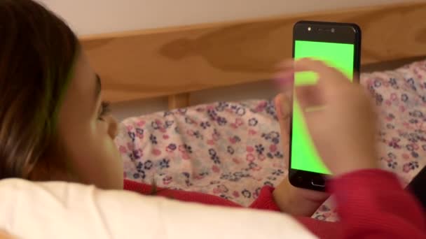 Unavená Mladá Dívka Tře Oči Zatímco Používá Zelenou Obrazovku Mobilní — Stock video