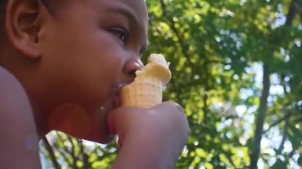 Маленька Дівчинка Їсть Морозиво Конус — стокове відео