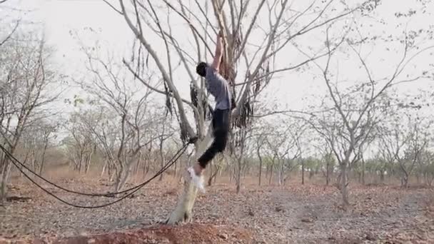 Hombre Joven Atleta Deportes Hombre Entrenamiento Outdooors Summer Doing Pull — Vídeo de stock