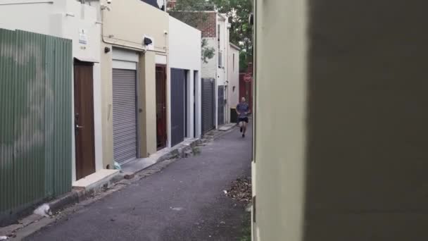 Panting Man Running City Back Streets — Stock video