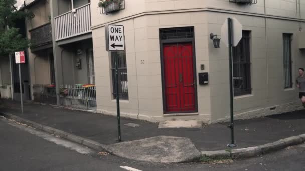 Coureur Arrêtant Pour Circulation Sur Coin Rue Animé Ville — Video