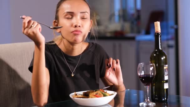Philippinisches Mädchen Isst Frisch Zubereitete Lebensmittel Das Essen Ist Ziemlich — Stockvideo