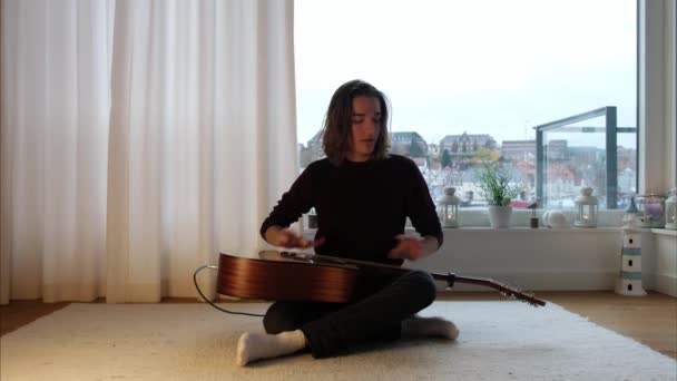 Молодий Кавказький Хлопчик Співає Грає Акустичній Гітарі Перед Панорамним Вікном — стокове відео