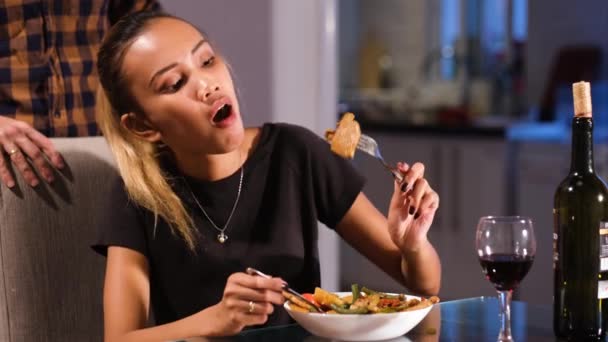 Chica Asiática Está Codiciosamente Comiendo Cena Ella Parece Muy Hambrienta — Vídeos de Stock