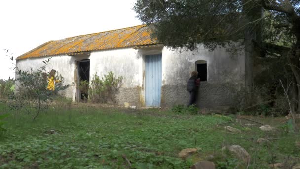 スペインの田舎で放棄された家を探索する2人の冒険的な子供 — ストック動画