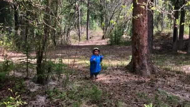 Niño Caucásico Una Blusa Azul Sobredimensionada Vellón Corre Través Del — Vídeos de Stock