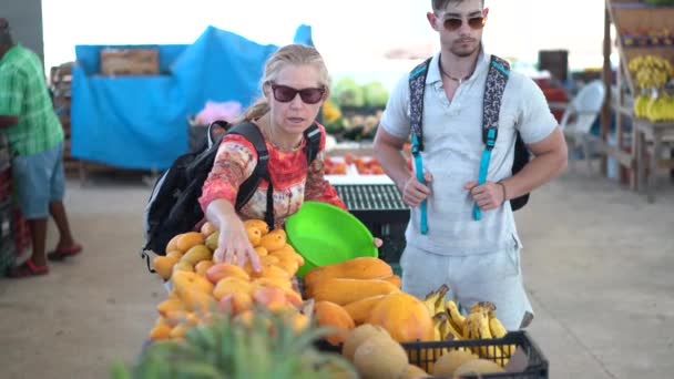 Mujer Madura Recogiendo Mangos Mercado Agricultores Oliéndolos Para Obtener Frescura — Vídeos de Stock