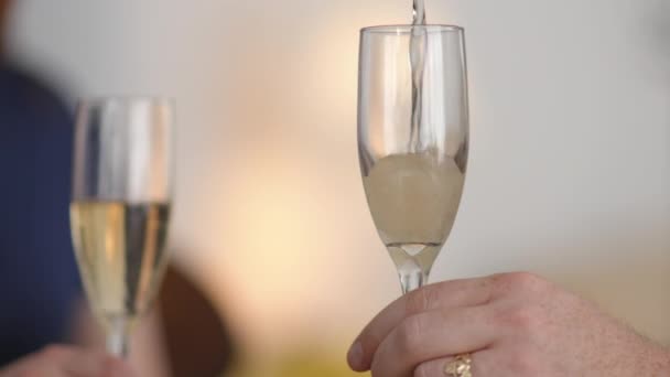 Nahaufnahme Von Champagner Der Eine Flöte Gegossen Wird — Stockvideo