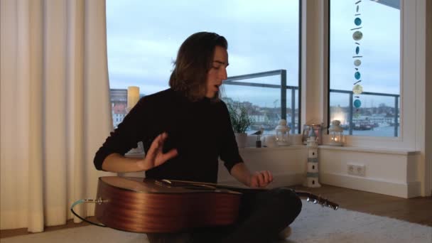 Jovem Caucasiano Cantando Batendo Guitarra Acústica Com Vista Panorâmica Sobre — Vídeo de Stock