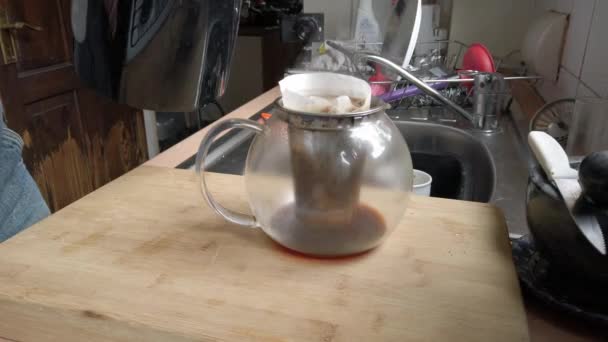 Wytatuowane Męskie Dłonie Parzące Świeżą Kawę Filtracyjną Wrzącą Wodę Szklanego — Wideo stockowe