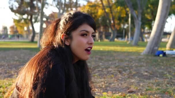 Una Linda Chica Sentada Parque Con Hojas Otoño Mirando Hacia — Vídeos de Stock