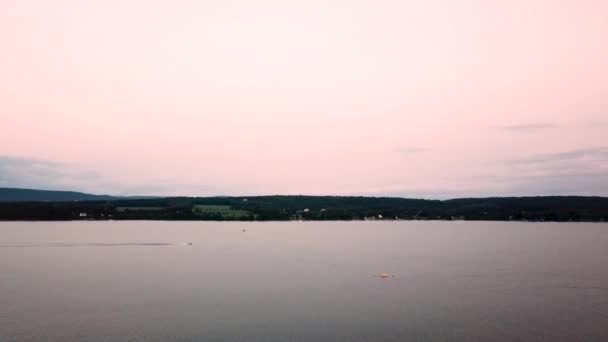 Drone Flyger Mot Stranden Vid Solnedgången Med Båtar Som Passerar — Stockvideo