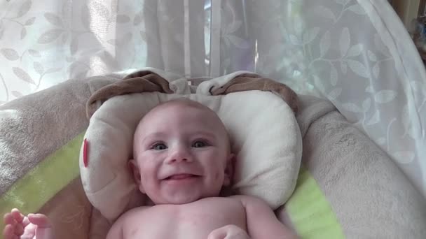 Salıncak Gülümsemeli Bebek — Stok video