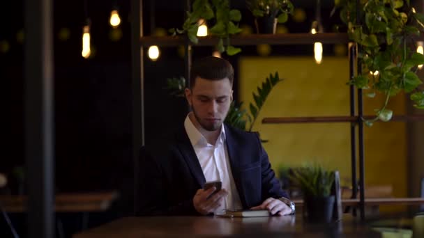 Een Zakenman Pak Zit Het Café Hij Praat Met Iemand — Stockvideo