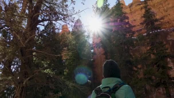 Niña Senderismo Con Rocas Rojas Formación Nieve Cerca Bryce Canyon — Vídeo de stock