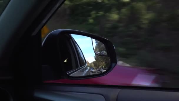 Vista Desde Espejo Lateral Del Coche Conduciendo Por Carretera Pasando — Vídeo de stock