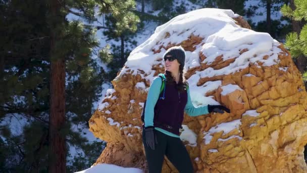 Meisje Staat Met Rode Rotsen Sneeuw Bij Bryce Canyon Het — Stockvideo