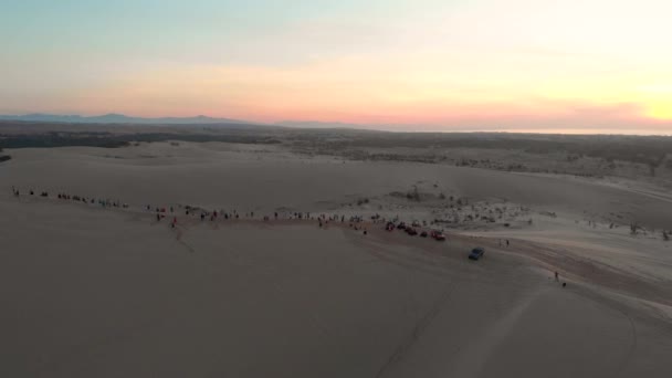 Панорамный Беспилотный Снимок Людей Ожидающих Восхода Солнца Дюнах Муй Вьетнам — стоковое видео