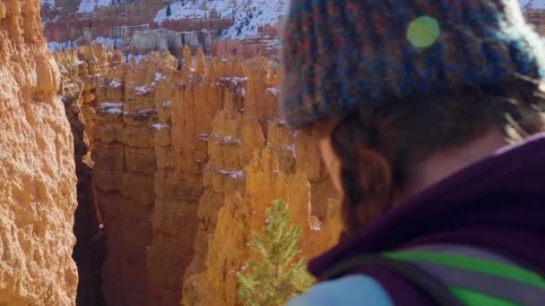 Mädchen Wandert Mit Roten Felsen Und Schnee Der Nähe Des — Stockvideo