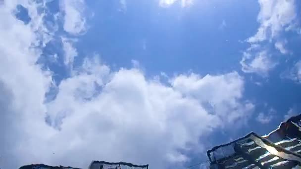 kamera ležící na dně bazénu a natáčející modrou oblohu s mraky zpod povrchu