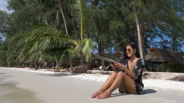 Asiatico Ragazza Seduta Tropicale Spiaggia Isola Prendere Selfie Con Suo — Video Stock