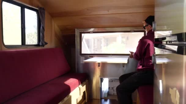 Homme Ouvre Fenêtre Ralenti Intérieur Une Remorque Voyage Personnalisée Luxe — Video