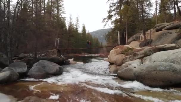 Vue Aérienne Basse Sur Une Rivière Mouvement Rapide Dirigeant Vers — Video