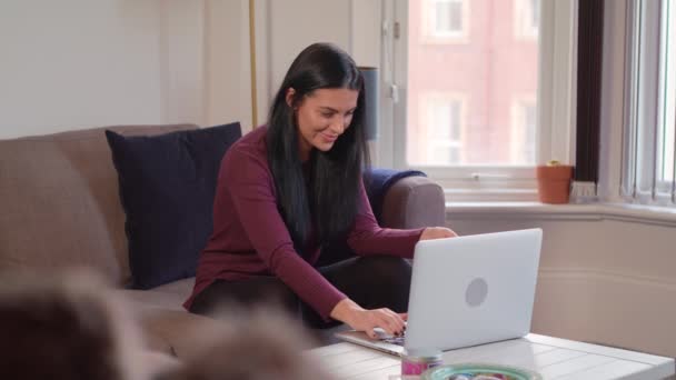 Lambat Motion Shot Young Attractive Woman Celebrating She Makes Online — Stok Video