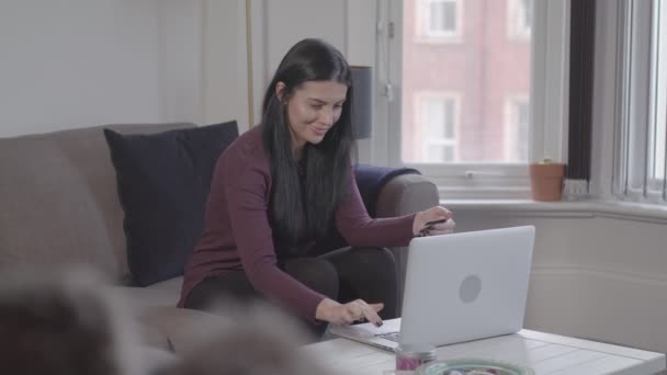 Szerokie Ujęcie Młodej Atrakcyjnej Pani Przy Użyciu Laptopa Aby Kupić — Wideo stockowe