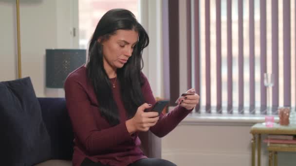Wanita Muda Yang Menarik Menggunakan Smart Phone Untuk Membuat Pembelian — Stok Video
