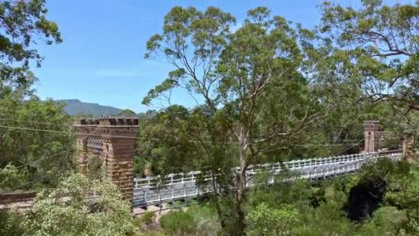 袋鼠谷悬索桥 汉普顿桥 澳大利亚仅有的几座悬索桥之一 也是上市的遗产之一 1895年建成 — 图库视频影像