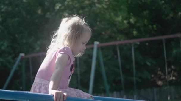 Primo Piano Una Bambina Anni Rallentatore Cima Una Struttura Parco — Video Stock