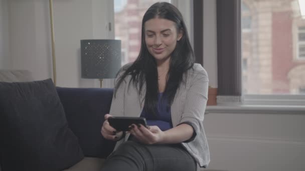 Aantrekkelijke Jonge Vrouw Kijkt Naar Haar Team Score Smartphone Wint — Stockvideo